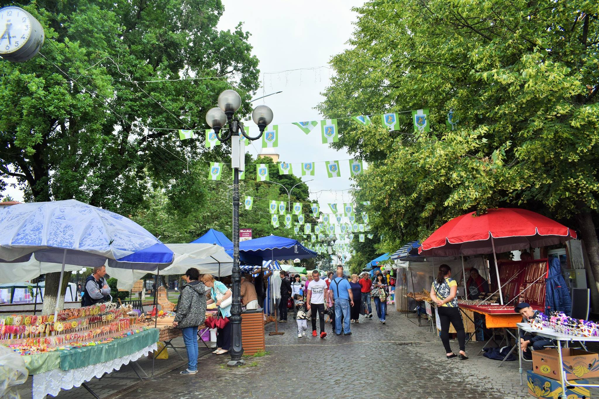 Берегово-955. В центрі міста відбувається ярмарок (ФОТО)