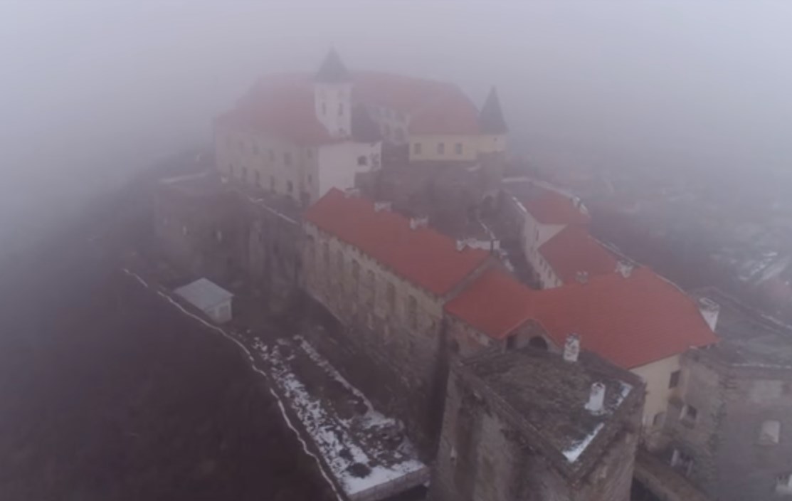 Паланок, оповитий туманом, яким його бачать птахи (відео)