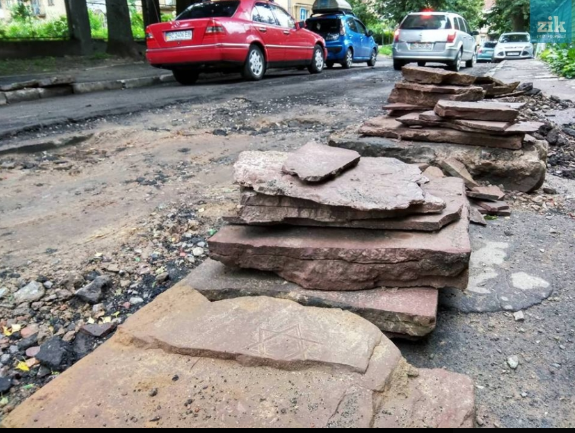 Під час ремонтних робіт у Львові виявили дорогу  викладену з єврейських надгробків