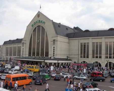 В Києві біля вокзалу роми розбили пляшкою голову хлопцю