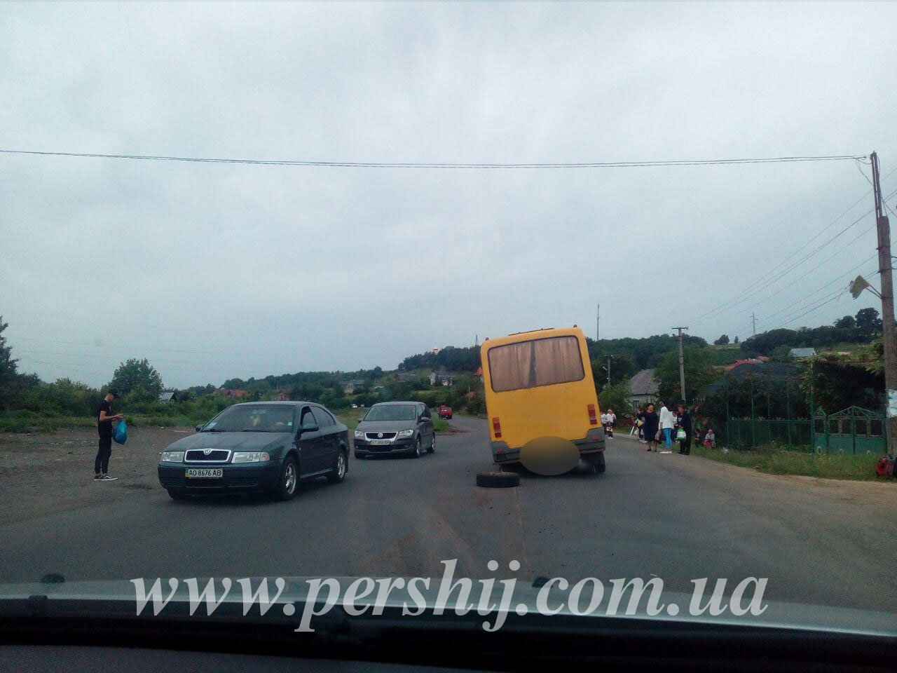 У Сільці в рейсового автобуса відірвало колесо (ФОТО)