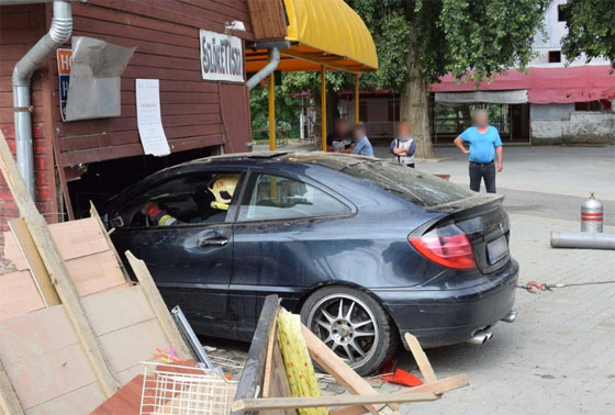 У Вашарошномені, неподалік закарпатського кордону, авто влетіло в ресторан (ФОТО)