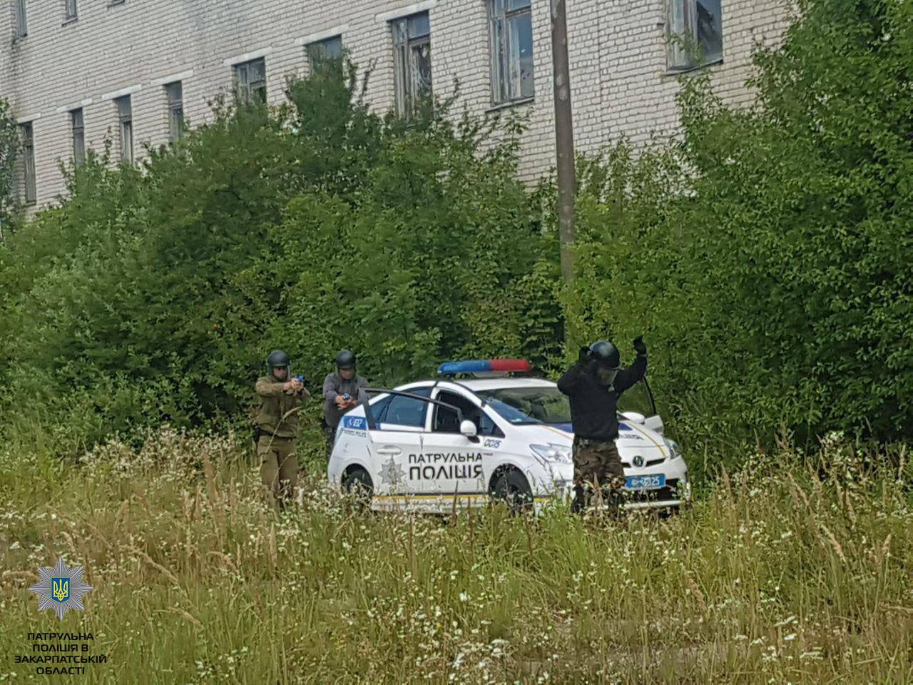 Закарпатські патрульні показали, як зупиняли авто й затримувати особливо небезпечних злочинців (ФОТО)