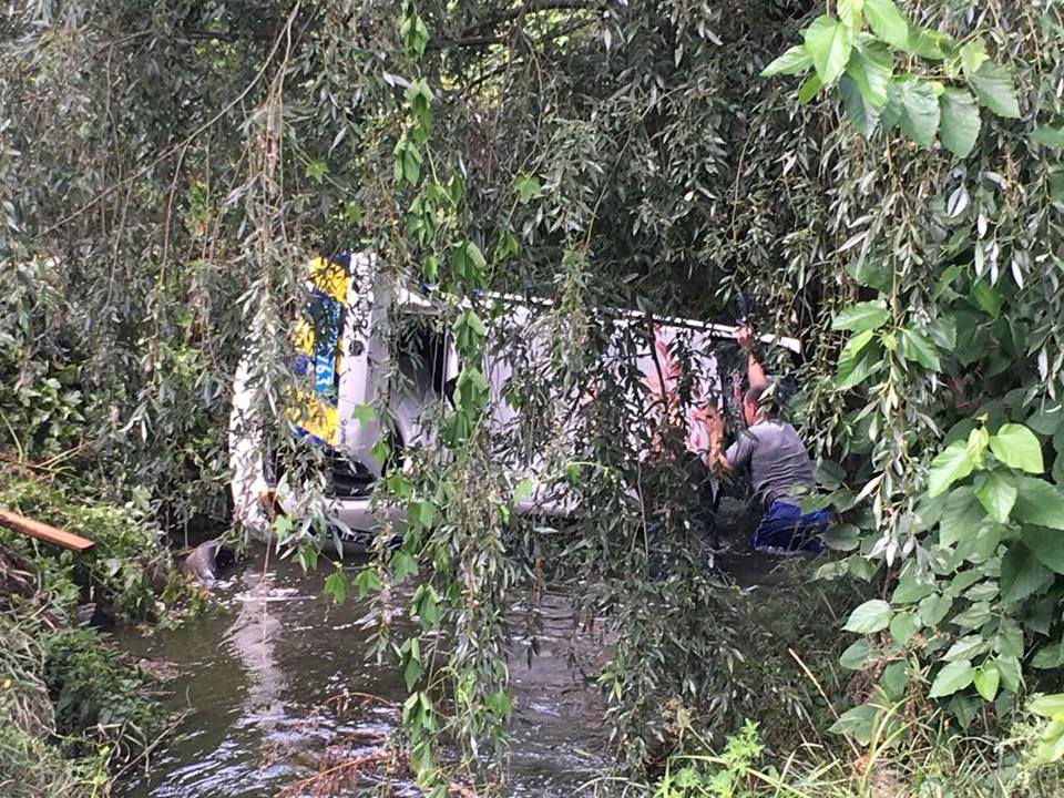 Під Києвом поліцейське авто під час погоні звалилося з моста в річку ( ВІДЕО)