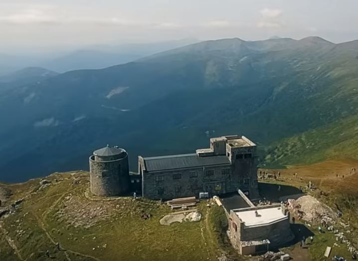 Вражаючі краєвиди: обсерваторію на Піп Івані показали з висоти (ВІДЕО)