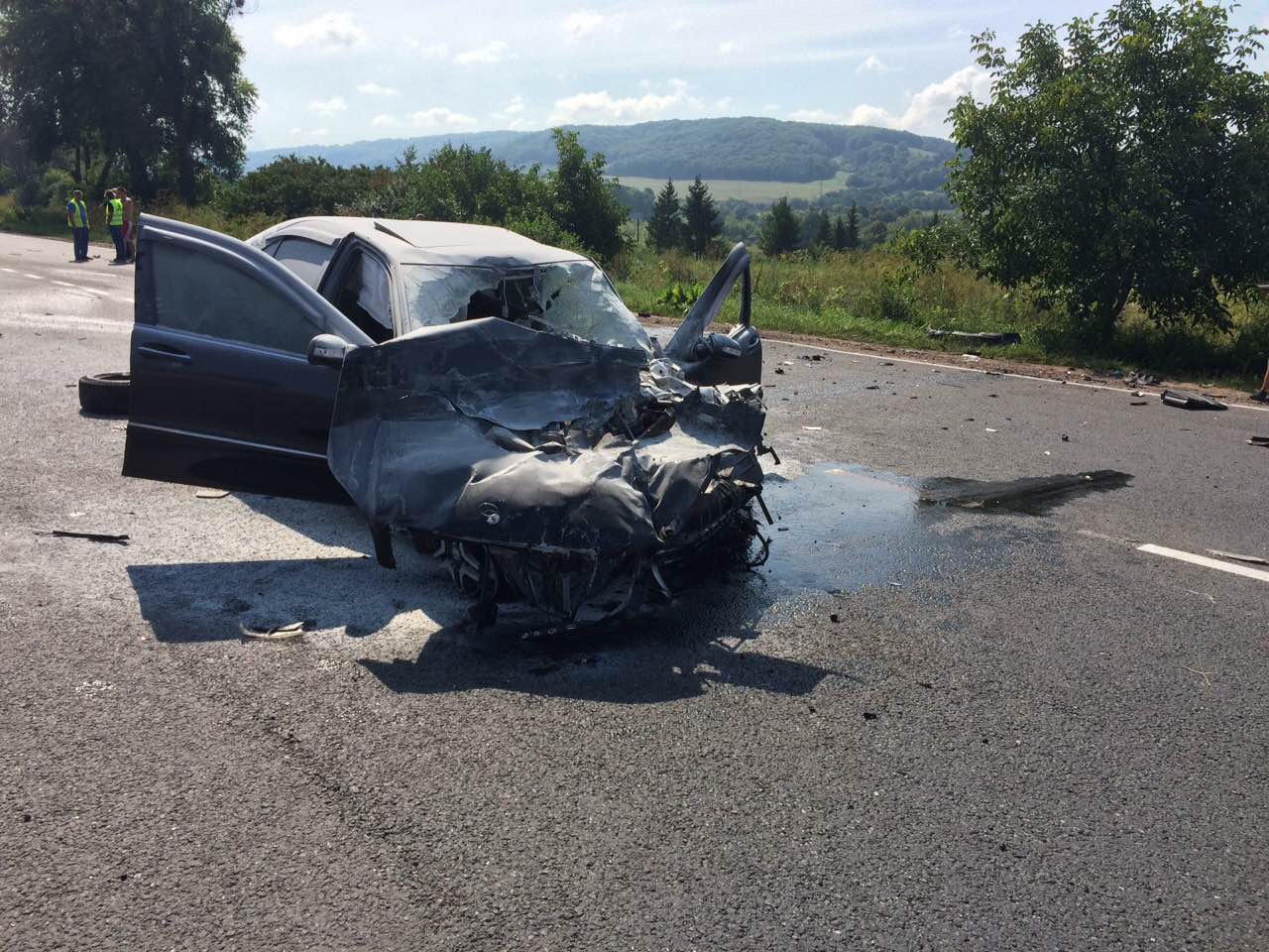 У сусідній області страшна ДТП: Mercedes розбився вщент, а автобус із 44 туристами з'їхав у кювет (ФОТО)