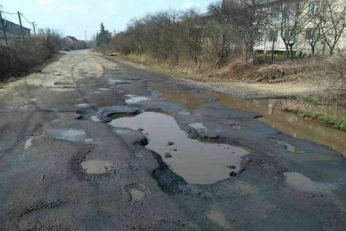 Дорога Кам'янське-Берегово попри запевняння досі в жалюгідному стані