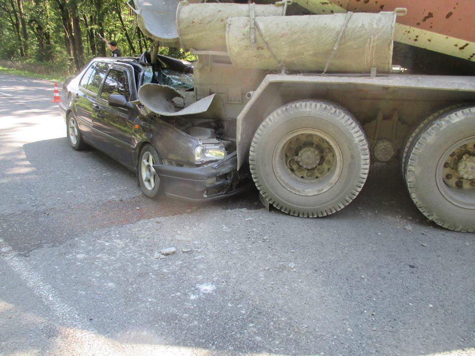 Легковик врізався у бетоновоз на Львівщині: 5 потерпілих, в тому числі дівчина-підліток