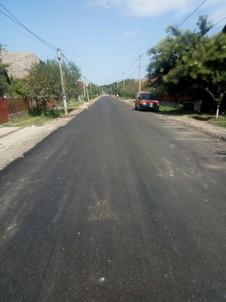 На Берегівщині асфальтують дорожнє покриття (ФОТО)