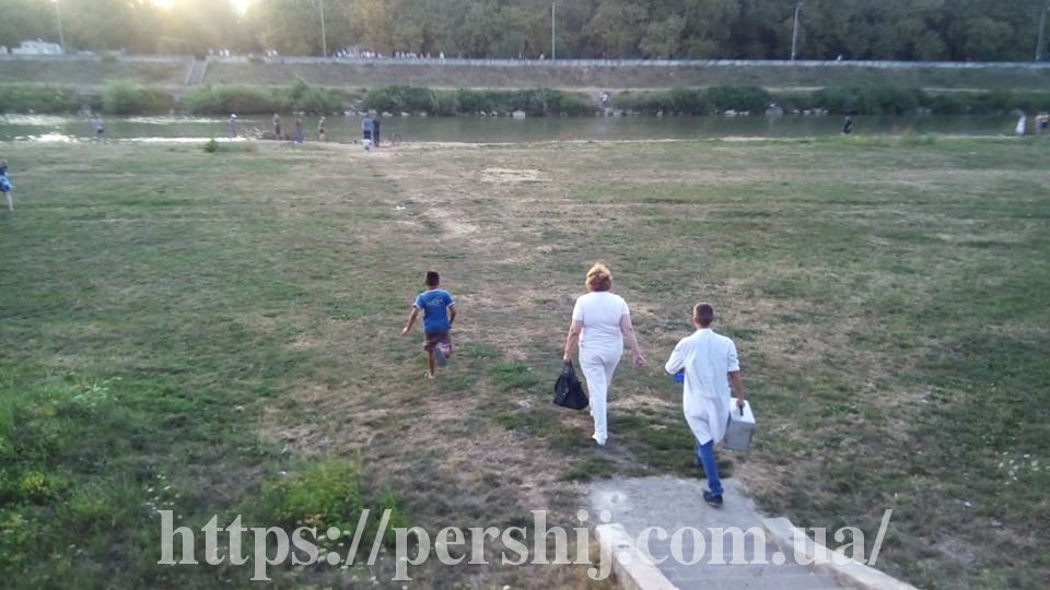 В центрі Мукачева з "Латориці" витягли мертвого чоловіка (ФОТО)