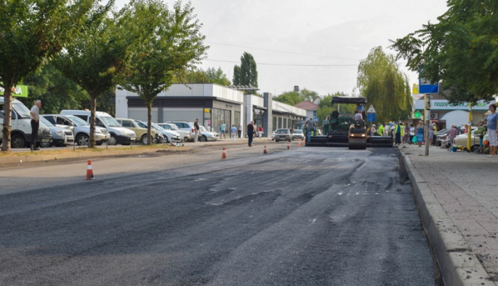 В Ужгороді сьогодні асфальтували вулицю Марії Заньковецької