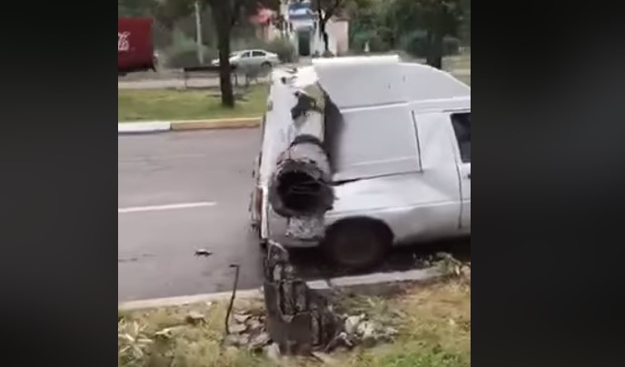 Стовп ,як масло, «прошив» автівку (ВІДЕО)