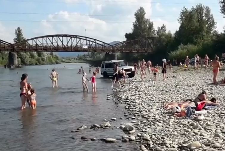 На Хустщині чоловік на джипі ледь не почавив людей на пляжі (ВІДЕО)