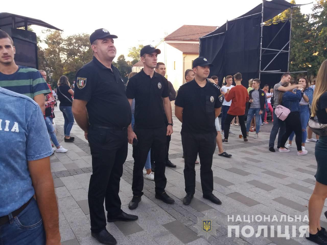 Відомо, чим займались поліцейські під час святкувань на Закарпатті (ФОТО)