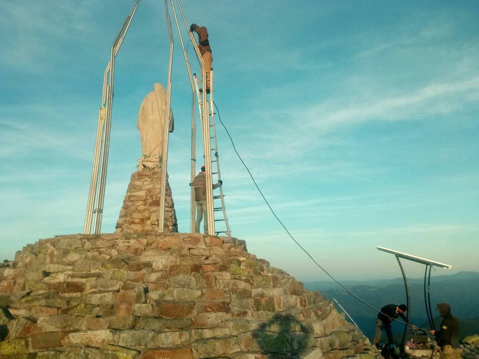 У Карпатах, на висоті 1,5 тис. м. туристи вже під заряджають гаджети