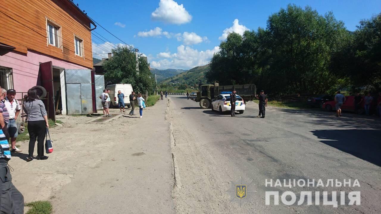 Трагічна ДТП у Рахові: загинув мотоцикліст, лікарі рятують пасажирку (ФОТО)