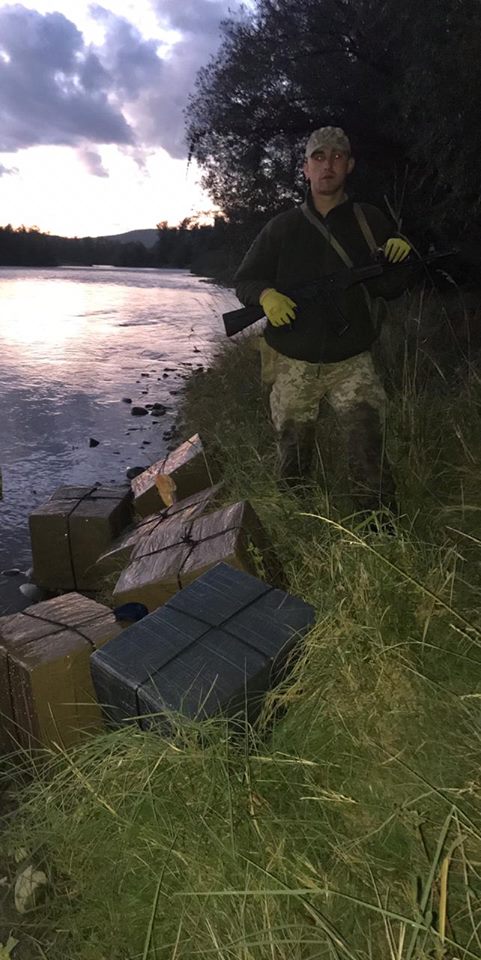 Прикордонники Мукачівського загону запобігли черговій спробі тютюнової контрабанди (ФОТО, ВІДЕО)