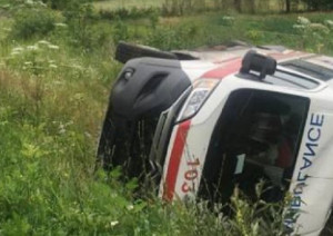 Карета швидкої допомоги злетіла в  Карпатський гірський потік