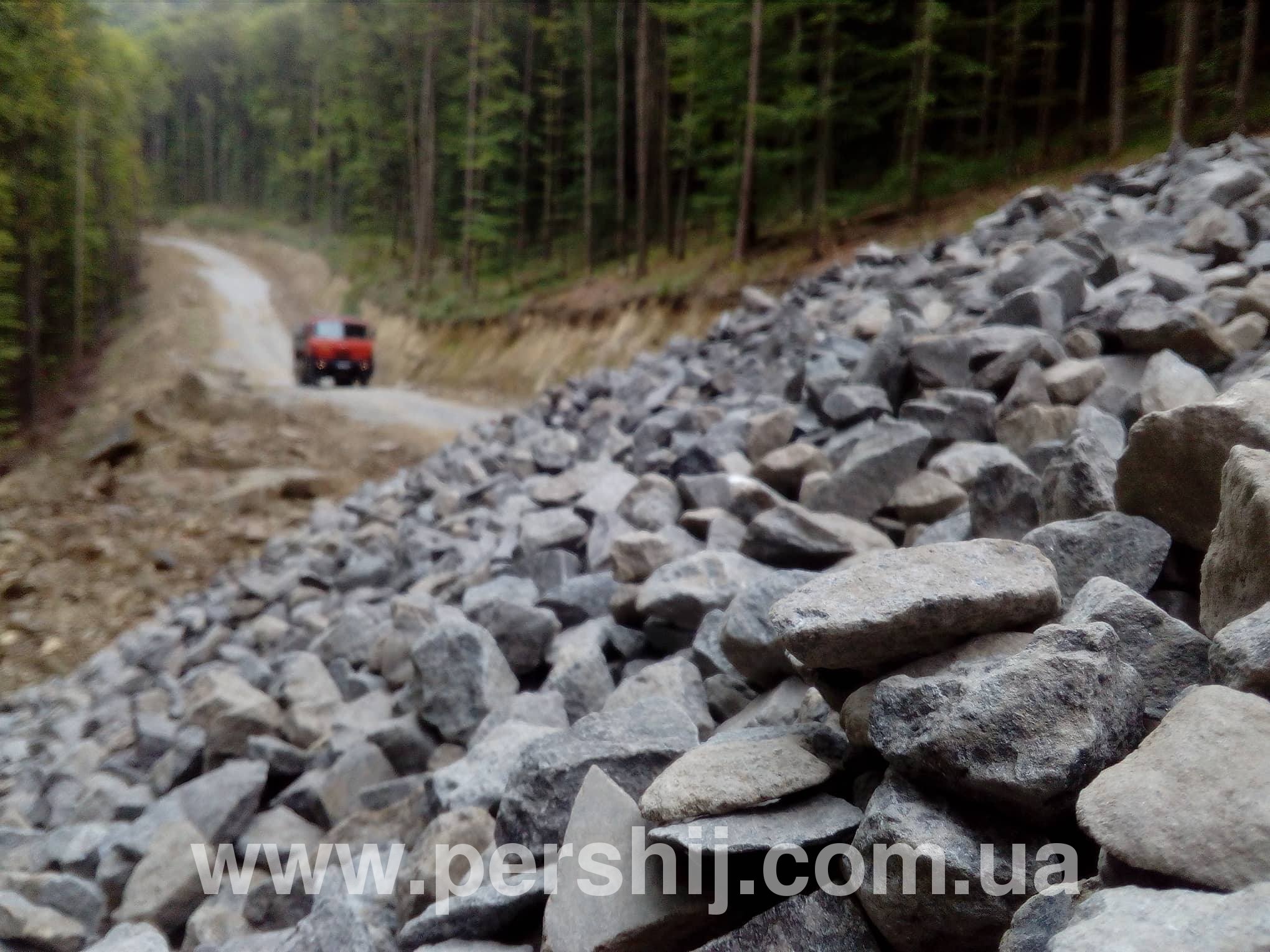 Лісівники Закарпаття продовжують будівництво лісових доріг (ФОТО)