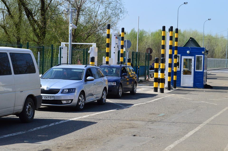 На Закарпатті черги на трьох КПП з Угорщиною