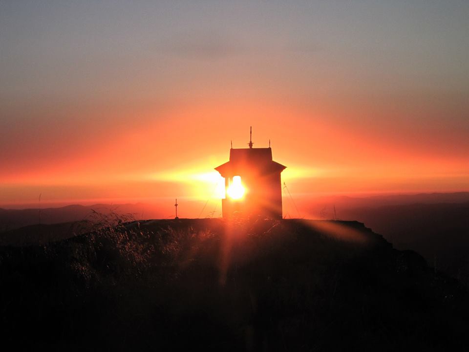 Краса на рівні неба. Схід сонця на горі Піп Іван (ФОТО)