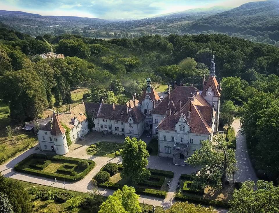 У мережі показали видовищний палац серед лісу на Закарпатті (ФОТО)