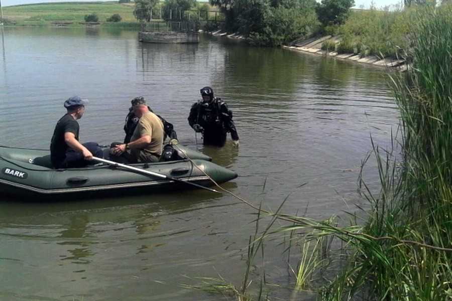 Горе-матір втопила своїх двох дітей у озері (фото 18+)