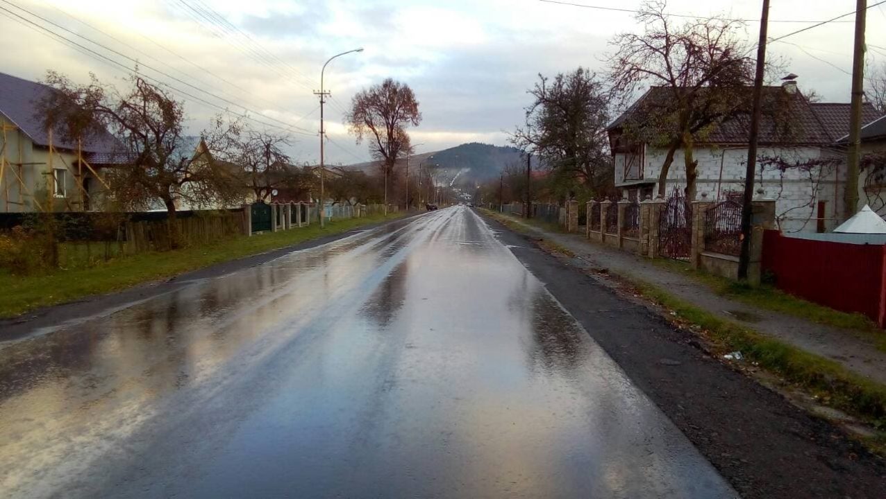 На Закарпатті турки ремонтують дорогу на перевалі (ФОТО)