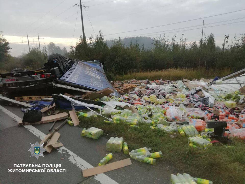 Водій фури з Ужгорода потрапив в аварію на Житомирщині (ФОТО)