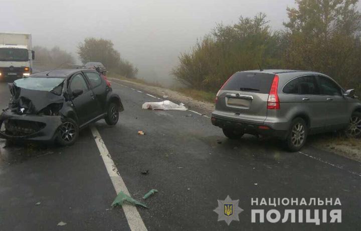 Розплющене «Пежо» та мертва жінка-водій: аварія на трасі «Київ-Чоп» забрала ще одне життя (ФОТО)