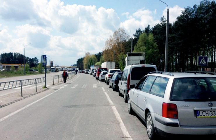 На двох закарпатських КПП утворились черги з десятків авто