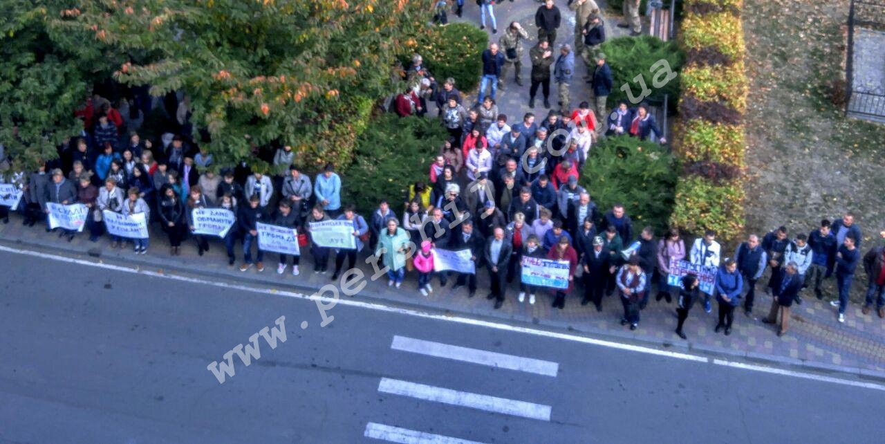 Битва за воду! Жителі Поляни мітингують під стінами господарського суду (ФОТО, ВІДЕО)