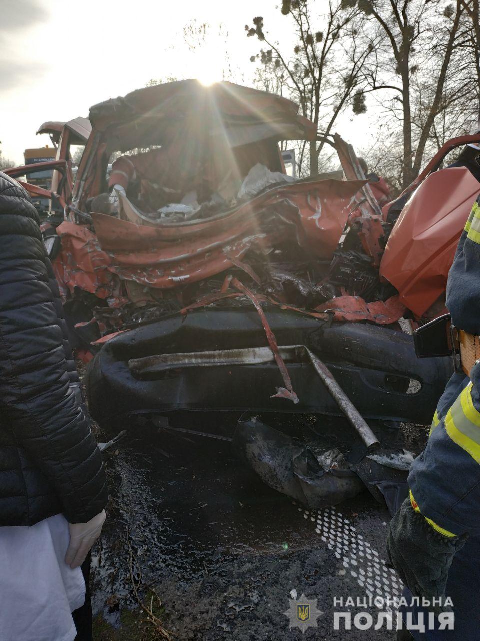 У поліції розповіли подробиці кривавої ДТП з бензовозом та пасажирським автобусом на трасі "Київ-Чоп" (ФОТО)