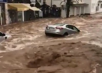 Турція потерпає від масштабних повенів (ВІДЕО)