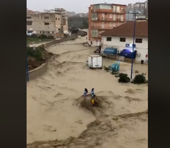 В Італії потоки води зносять все на своєму шляху (ВІДЕО)