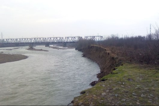 На Тячівщині місцеві жителі не дають відбудувати зруйновану дамбу