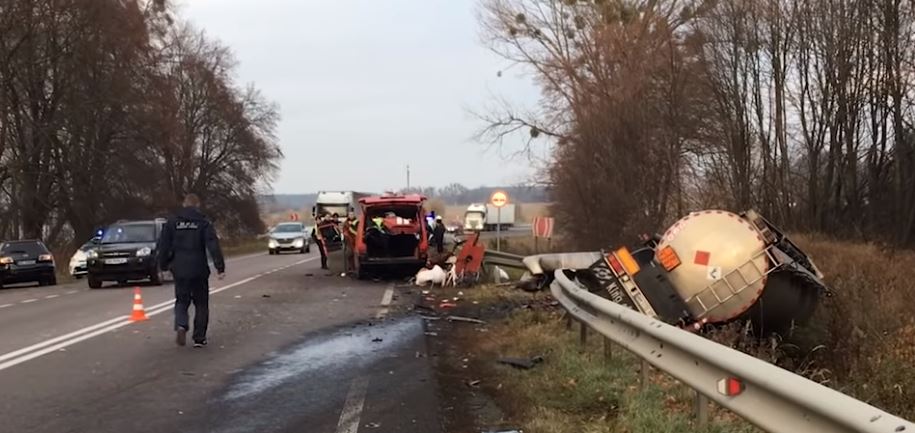 Кривава ДТП на трасі "Київ-Чоп": пасажирський автобус на зустрічці влетів у автоцистерну, є загиблі (ФОТО, ВІДЕО)