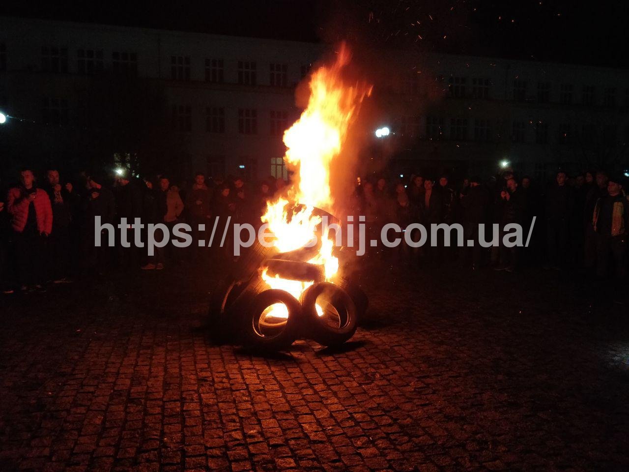 Шини, вогнегасники і варта: ужгородські пересічники втратили терпіння (ФОТО, ВІДЕО)