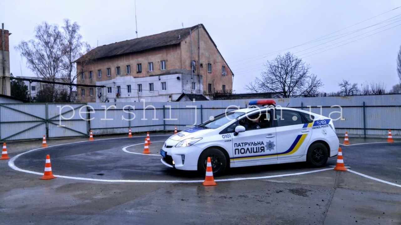 Скрегіт гальм, дим і трюки: серед патрульних Закарпаття відбулися змагання з автослалому (Фото)