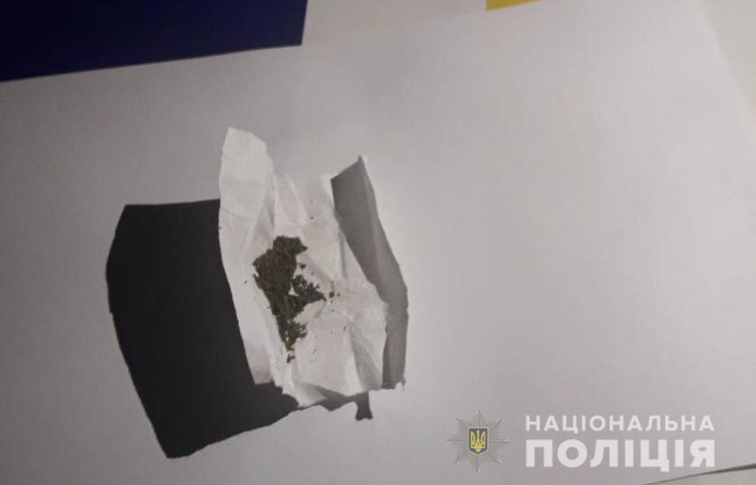 Парочку з марихуаною зупинила поліція у Дубовому