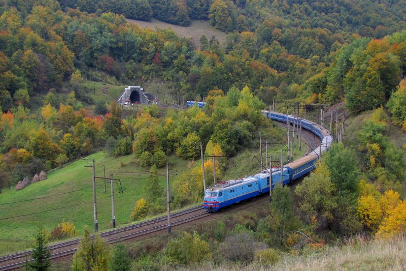 У потязі "Київ-Рахів" на пасажирку впала верхня полиця: потерпілу прооперували