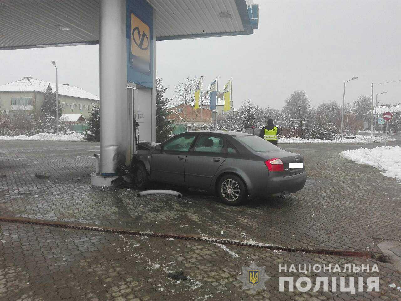 Протаранив бензоколонку: у Берегові п’яний водій мало не наробив біди (ФОТО)