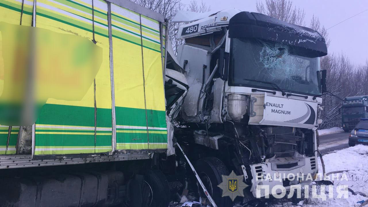 У моторошному зіткненні двох вантажівок загинув чоловік (ФОТО)