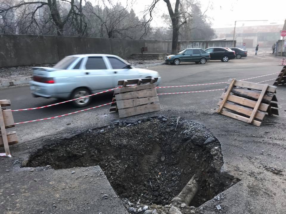 В Ужгороді частина дороги просто провалилася під землю - соцмережі (ФОТО)