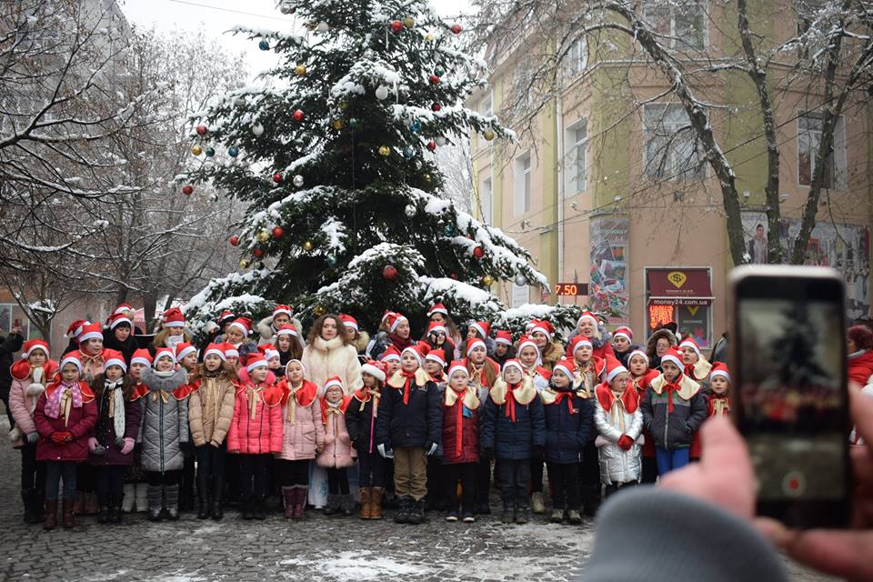 В Берегові урочисто запалили головну ялинку (ФОТО)