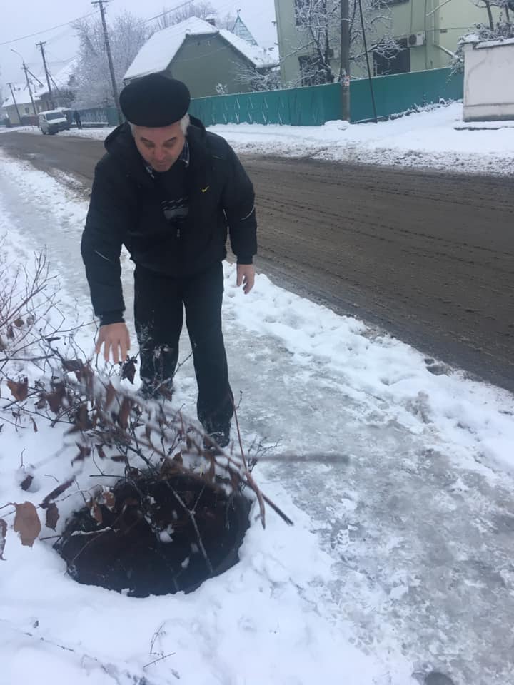 В Мукачеві дитина ледь не впала у відкритий люк - соцмережі (ФОТО)