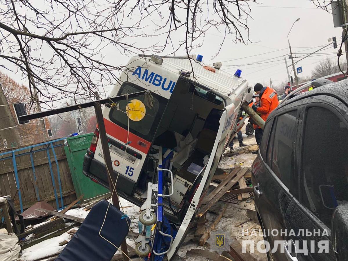 Моторошна ДТП: швидка та «Hyundai Santa Fe» протаранили огорожу й влетіли в будинок - 7 людей в лікарні (ФОТО)