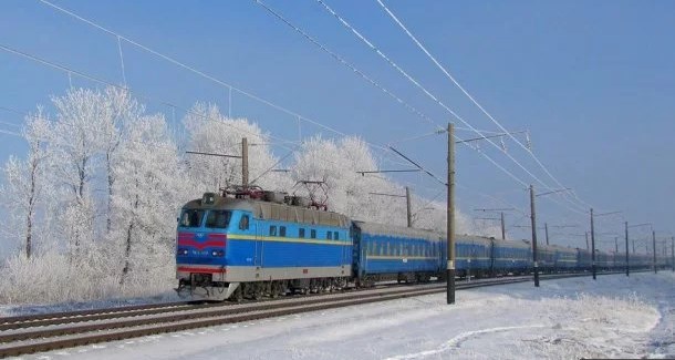 Пасажирський потяг Рахів-Київ понад 4 години стоїть у полі на Тернопільщині