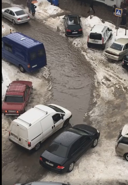 У центрі Хуста утворилось озеро (ВІДЕО)