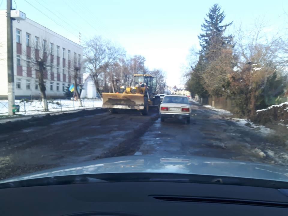 Жителі Виноградівщини обурені діями дорожніх робітників (ФОТО)